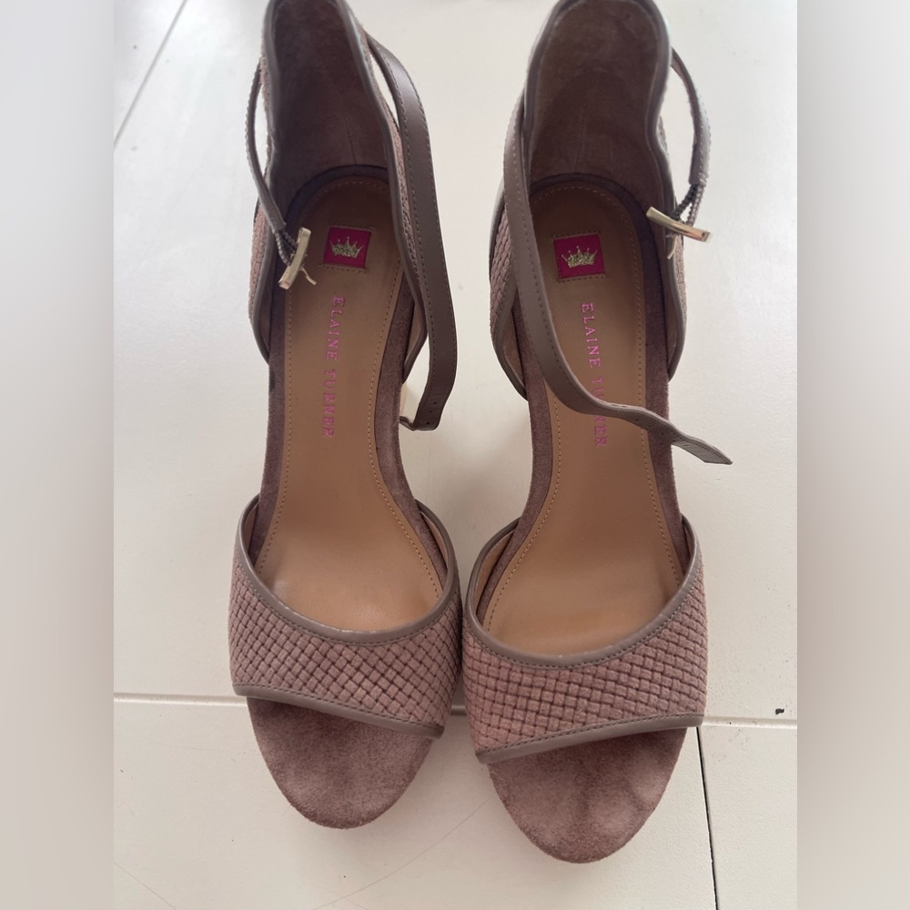 Elaine Turner EUC taupe wedges sz 9